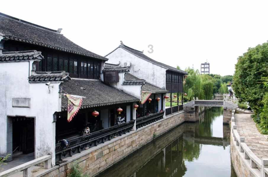 他出生于辽宁，是《亮剑》中丁伟的直接领导，曾长期在河北抗战